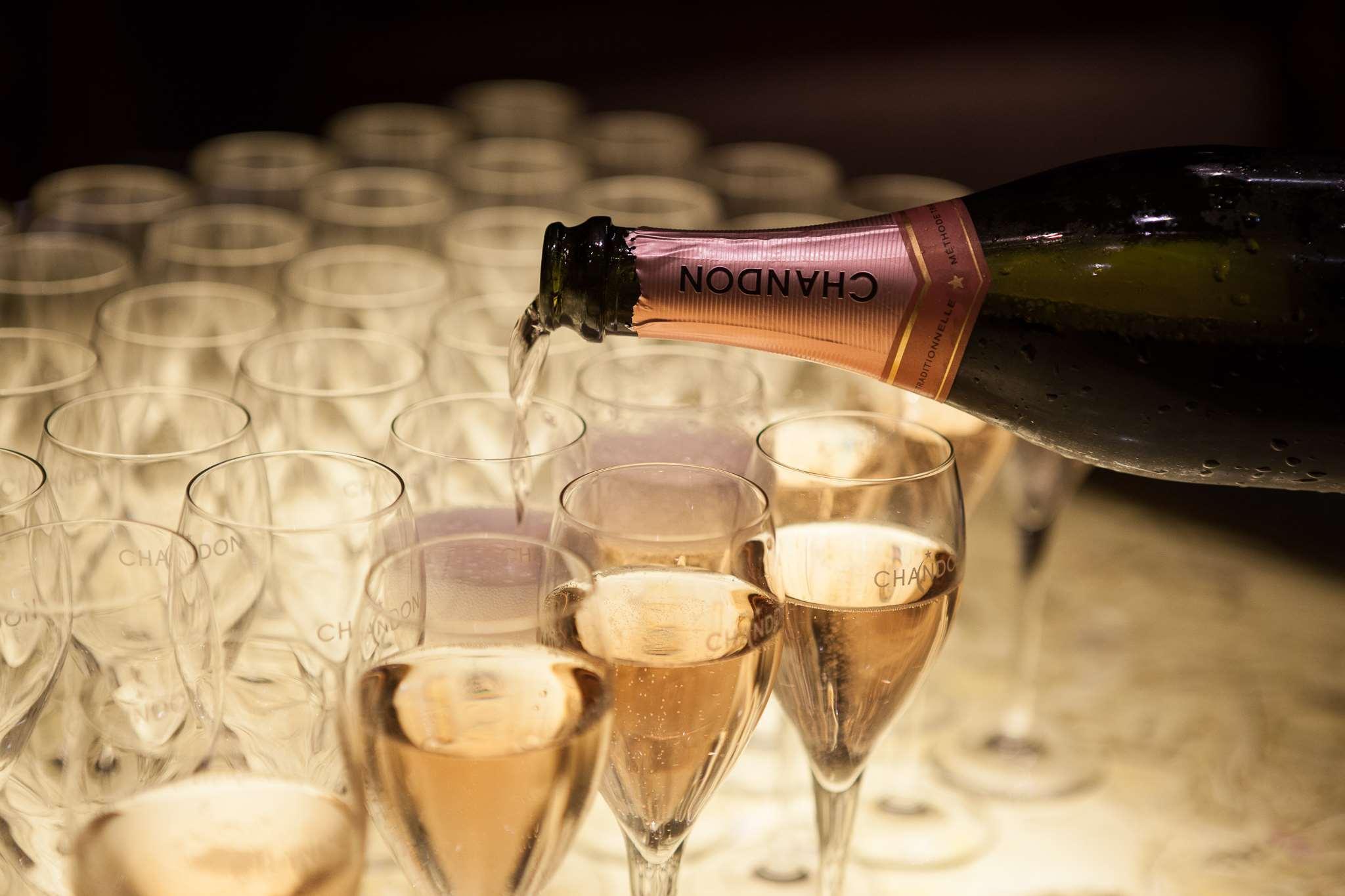 Park Hyatt Melbourne Hotel Exterior foto Champagne being poured