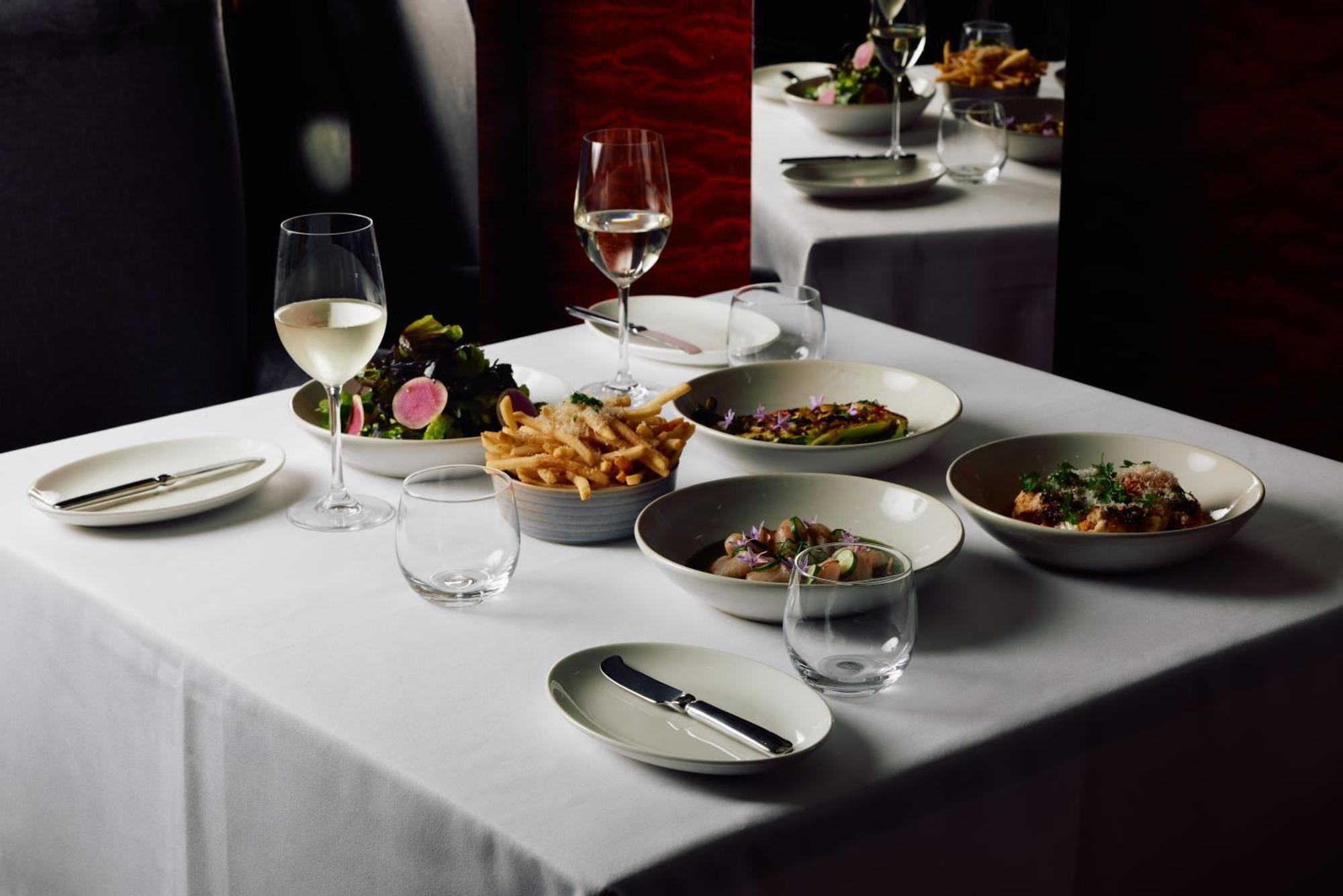 Park Hyatt Melbourne Hotel Exterior foto A selection of dishes at the restaurant