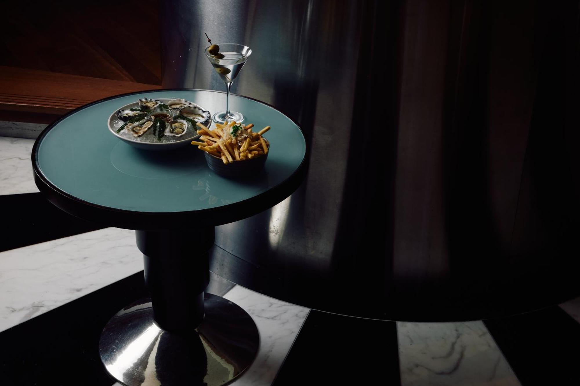 Park Hyatt Melbourne Hotel Exterior foto A table with a martini
