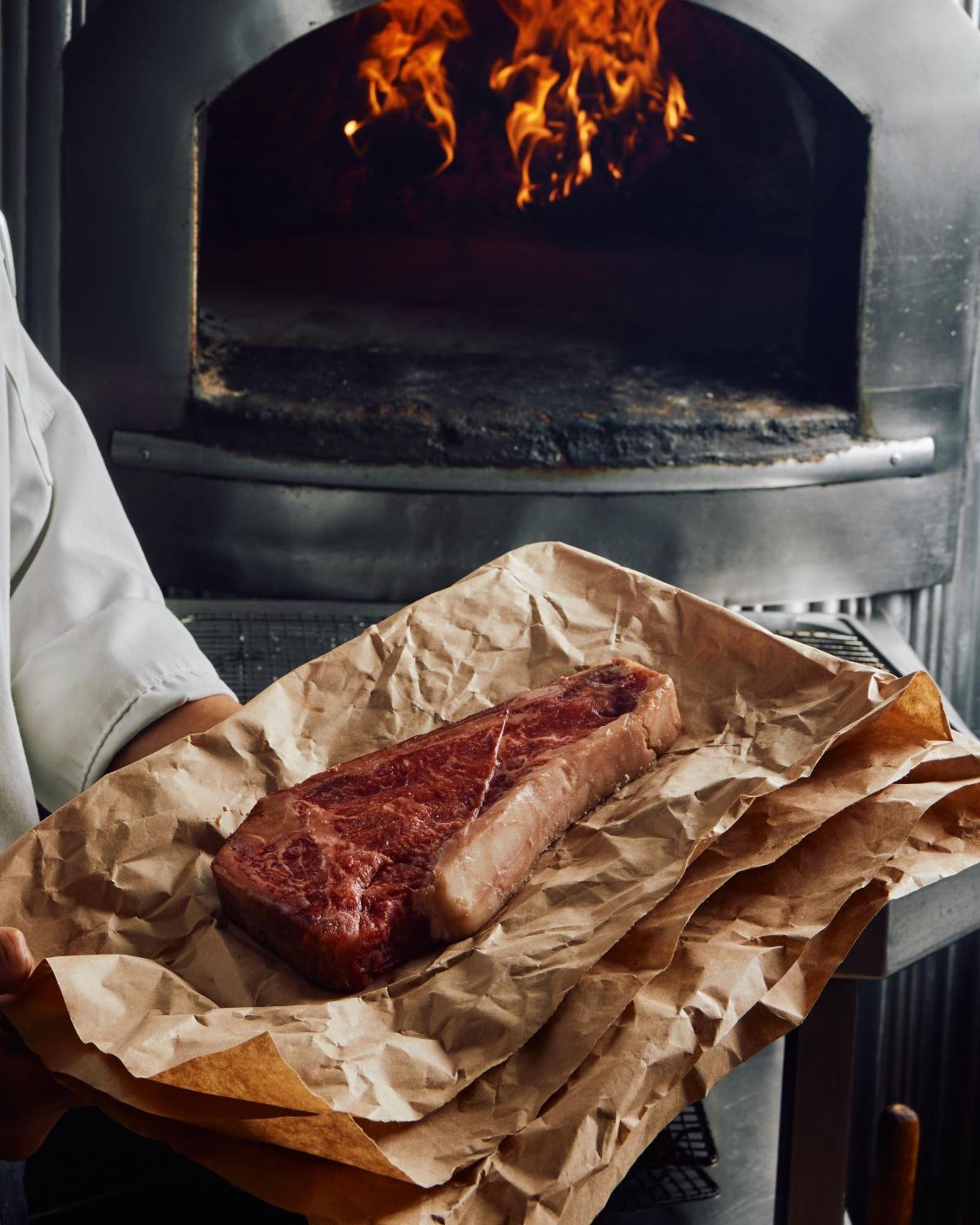 Park Hyatt Melbourne Hotel Exterior foto A steak being removed from a wood-fired oven