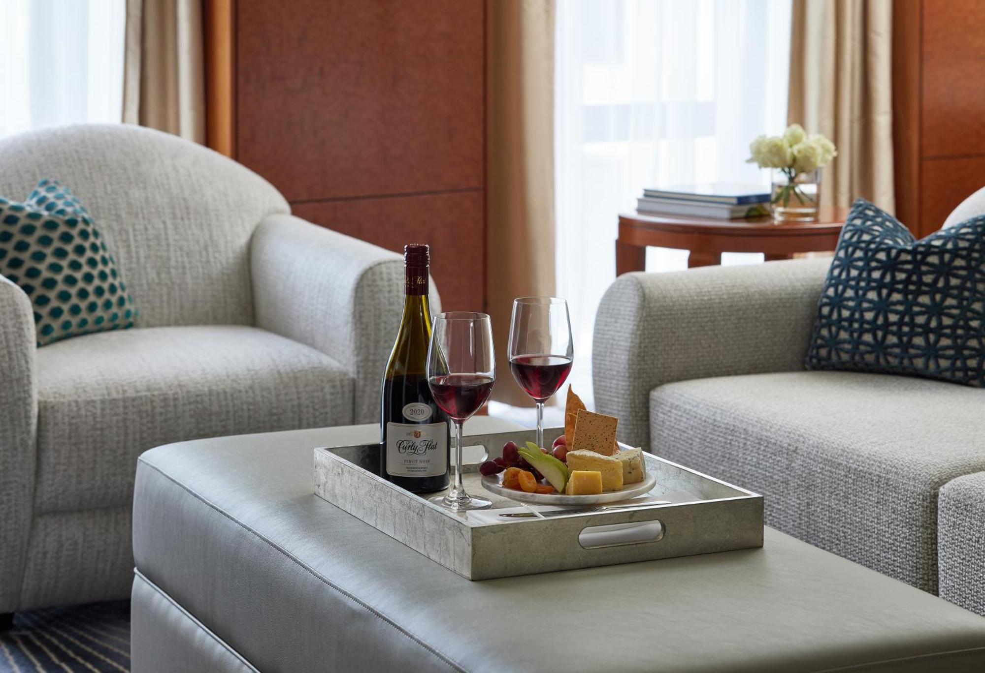 Park Hyatt Melbourne Hotel Exterior foto A wine and cheese platter