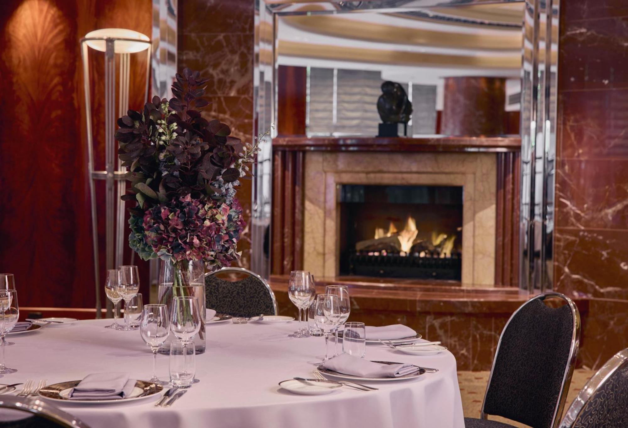 Park Hyatt Melbourne Hotel Exterior foto The fireplace in the restaurant