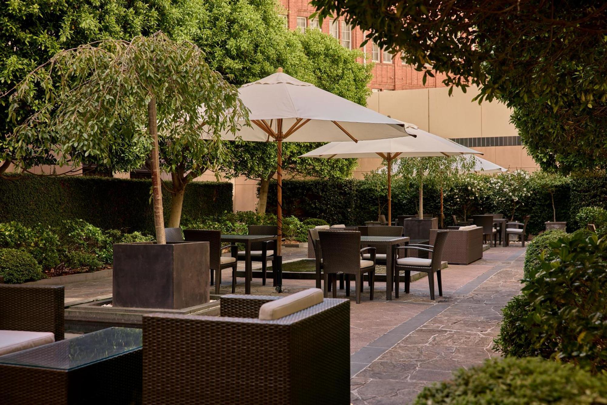 Park Hyatt Melbourne Hotel Exterior foto The hotel's garden